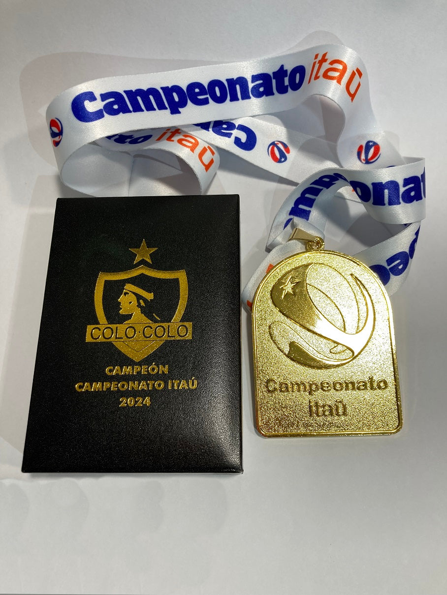 1. *Medalla Campeón Colo Colo 2024. (Medalla + Caja + 2 Fotos + 1 FotoBook).