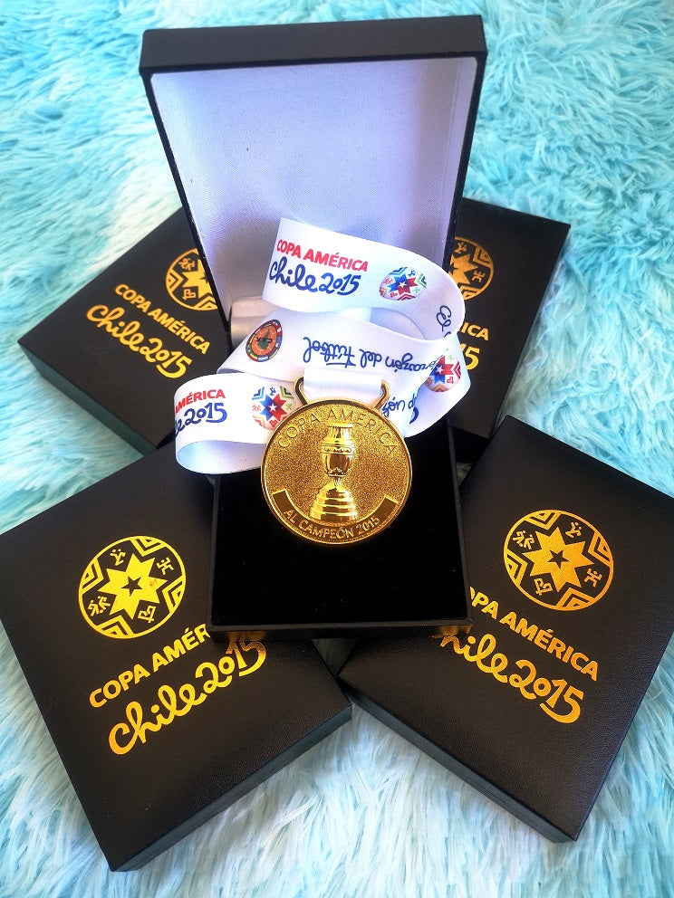 1. Pack Chile 🇨🇱 Campeón: Medallas Copa América 2015/2016.