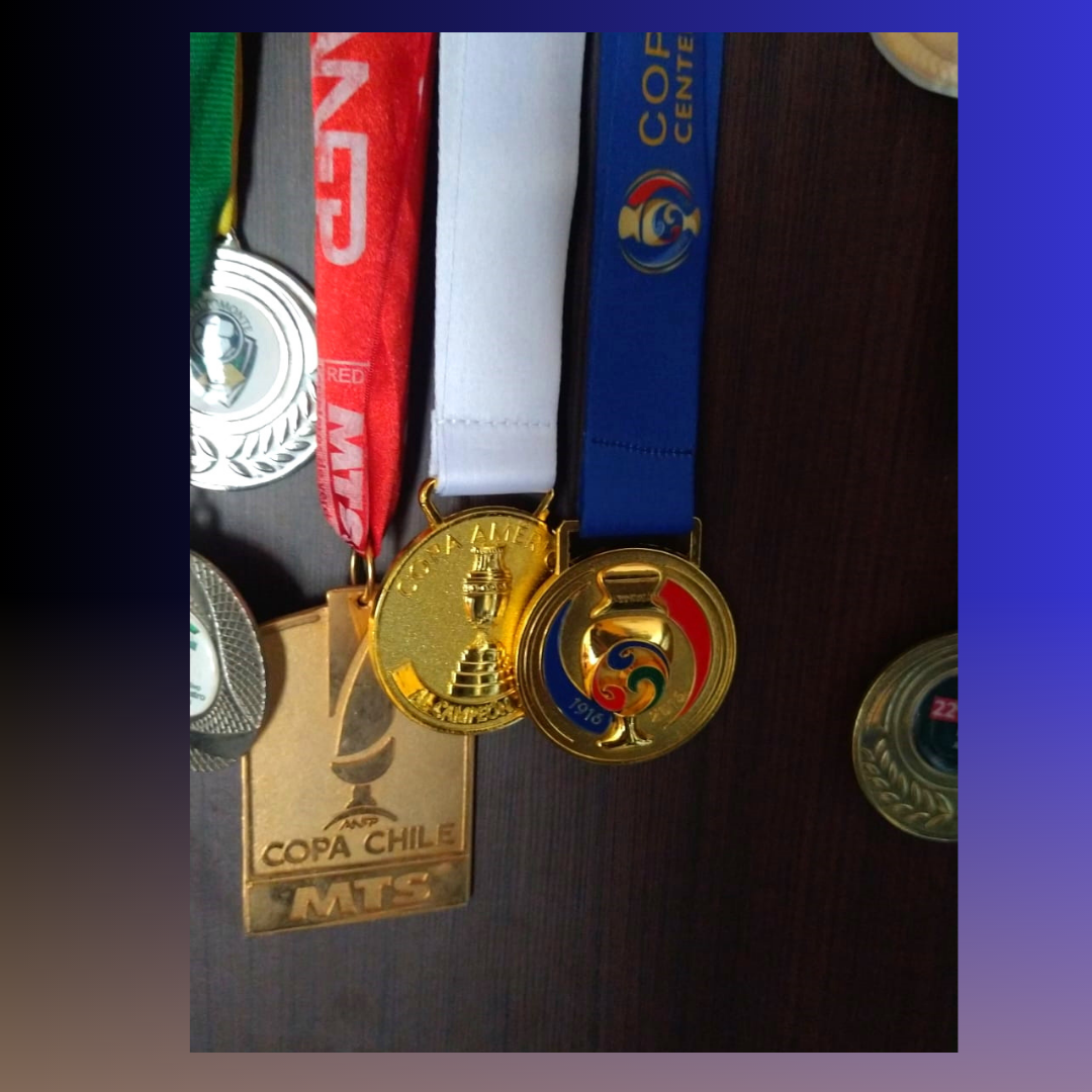 1. Pack Chile 🇨🇱 Campeón: Medallas Copa América 2015/2016.